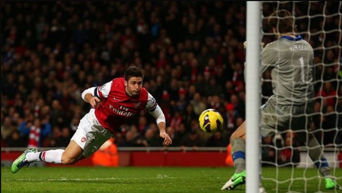 Olivier Giroud đưa Arsenal lên dẫn 5-3, lần đầu tiên họ có cách biệt 2 bàn trong trận này.